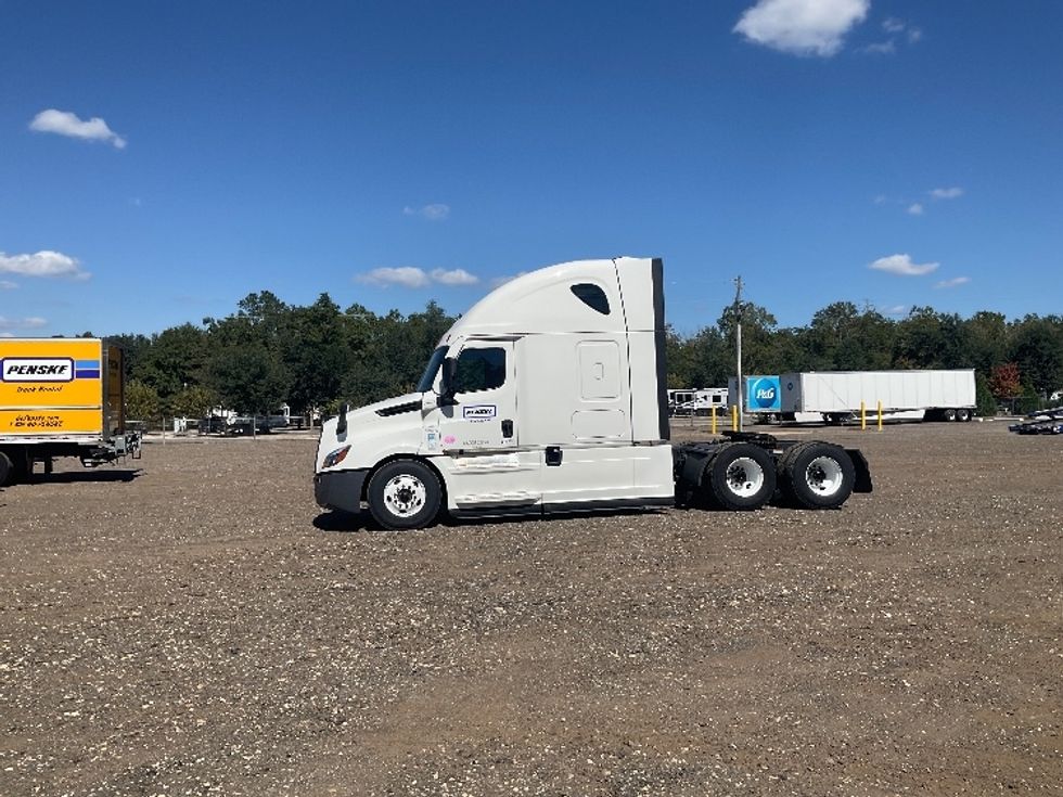 Sleeper Tractor-Heavy Duty Tractors-Freightliner-2022-T12664ST-Albany-GA-617,599\n\t\tmiles-$ 57,750 - Image 4