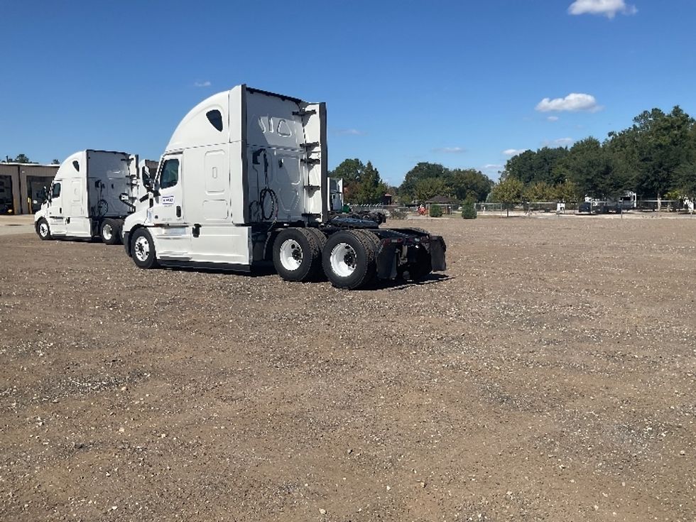 Sleeper Tractor-Heavy Duty Tractors-Freightliner-2022-T12664ST-Albany-GA-617,599\n\t\tmiles-$ 57,750 - Image 5