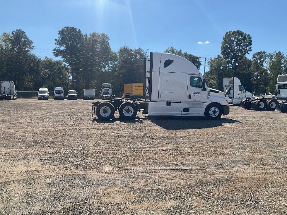 Sleeper Tractor-Heavy Duty Tractors-Freightliner-2022-T12664ST-Albany-GA-617,599\n\t\tmiles-$ 57,750 - Image 8