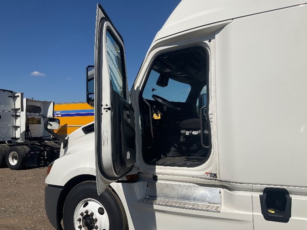 Sleeper Tractor-Heavy Duty Tractors-Freightliner-2022-T12664ST-Albany-GA-617,599\n\t\tmiles-$ 57,750 - Image 9