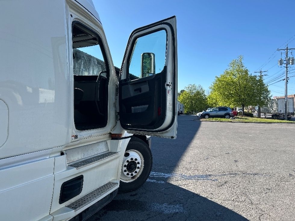 Sleeper Tractor-Heavy Duty Tractors-Freightliner-2022-T12664ST-Albany-NY-424,363\n\t\tmiles-$ 76,500 - Image 10