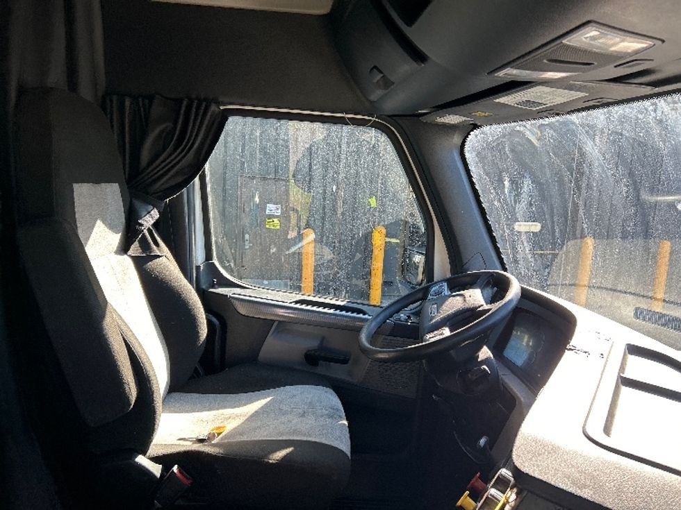 Sleeper Tractor-Heavy Duty Tractors-Freightliner-2022-T12664ST-Albany-NY-424,363\n\t\tmiles-$ 76,500 - Image 12