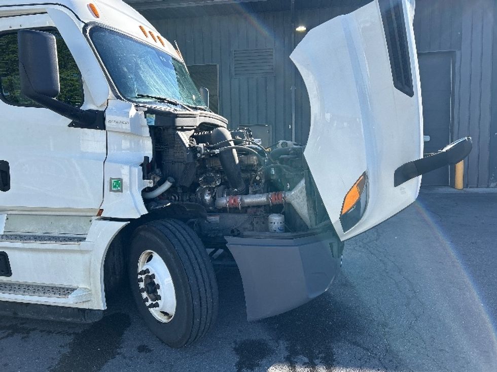 Sleeper Tractor-Heavy Duty Tractors-Freightliner-2022-T12664ST-Albany-NY-424,363\n\t\tmiles-$ 76,500 - Image 17