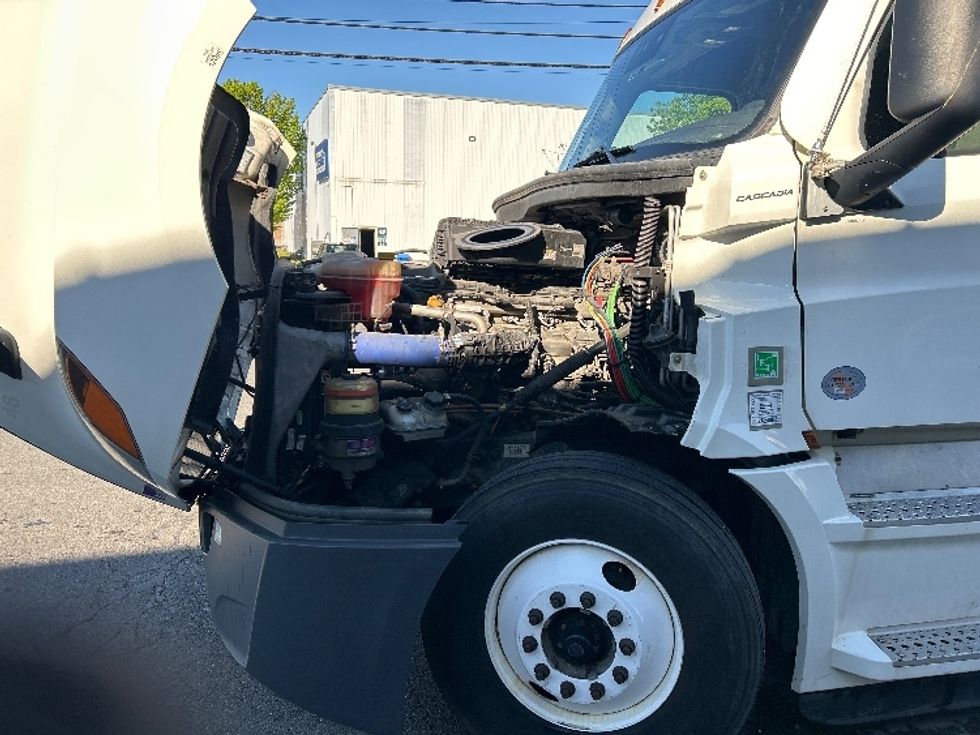 Sleeper Tractor-Heavy Duty Tractors-Freightliner-2022-T12664ST-Albany-NY-424,363\n\t\tmiles-$ 76,500 - Image 18