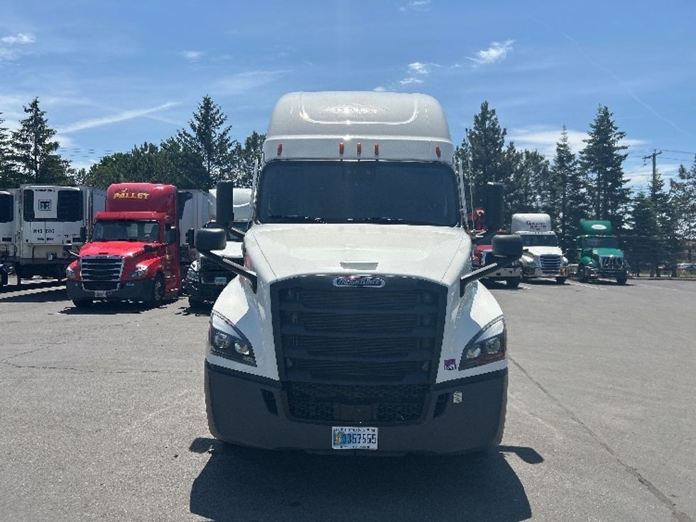 Sleeper Tractor-Heavy Duty Tractors-Freightliner-2022-T12664ST-Albany-NY-424,363\n\t\tmiles-$ 76,500 - Image 2