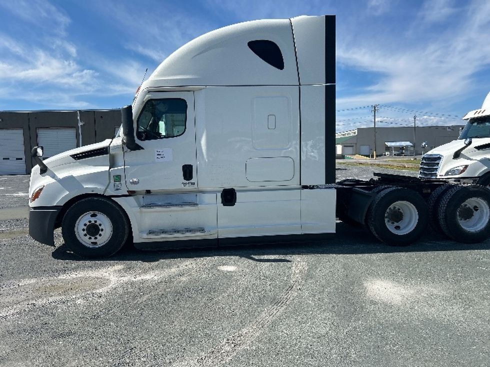 Sleeper Tractor-Heavy Duty Tractors-Freightliner-2022-T12664ST-Albany-NY-424,363\n\t\tmiles-$ 76,500 - Image 3