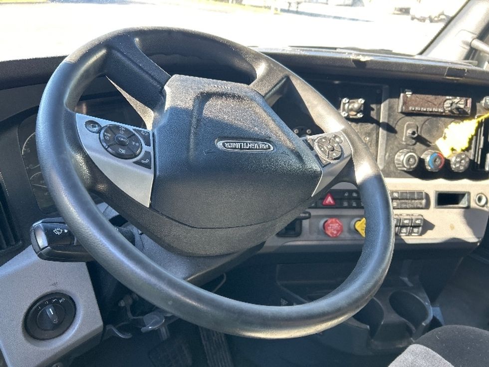 Sleeper Tractor-Heavy Duty Tractors-Freightliner-2022-T12664ST-Albany-NY-424,363\n\t\tmiles-$ 76,500 - Image 7