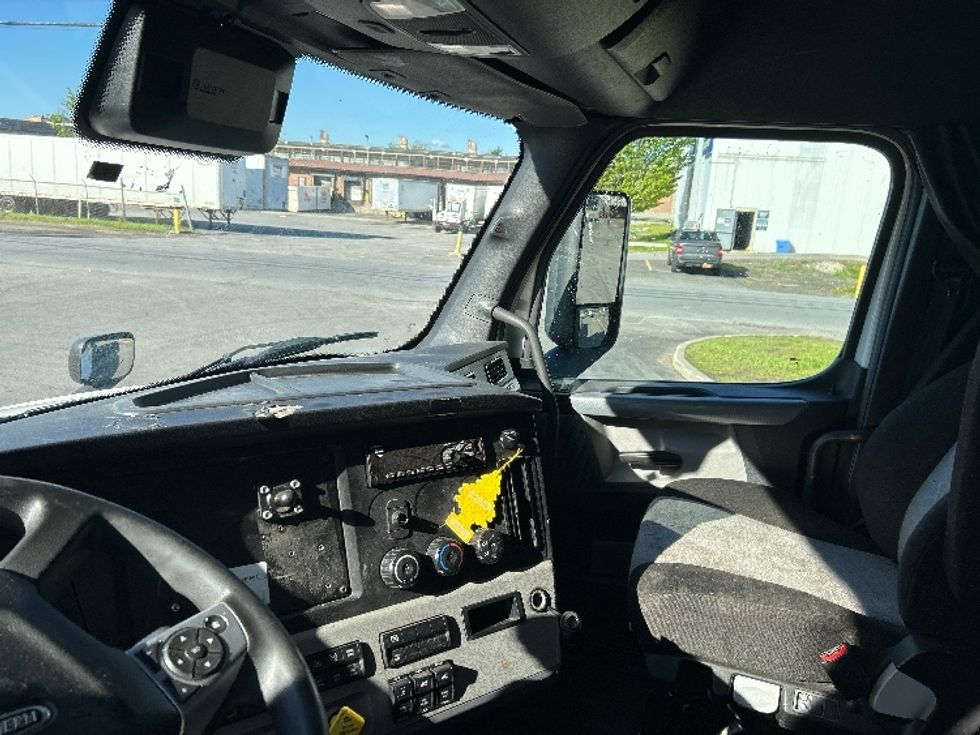 Sleeper Tractor-Heavy Duty Tractors-Freightliner-2022-T12664ST-Albany-NY-424,363\n\t\tmiles-$ 76,500 - Image 8