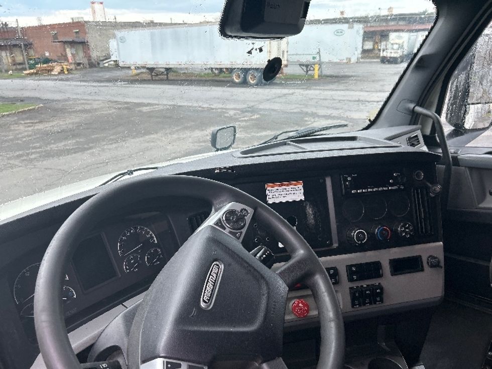 Sleeper Tractor-Heavy Duty Tractors-Freightliner-2022-T12664ST-Albany-NY-483,407\n\t\tmiles-$ 64,500 - Image 11