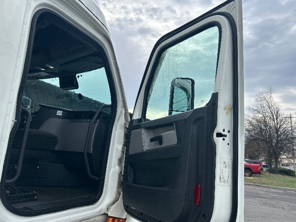 Sleeper Tractor-Heavy Duty Tractors-Freightliner-2022-T12664ST-Albany-NY-483,407\n\t\tmiles-$ 64,500 - Image 13