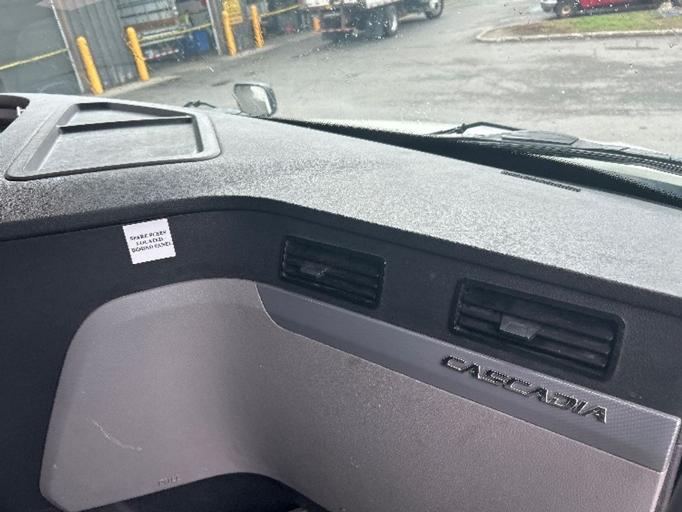 Sleeper Tractor-Heavy Duty Tractors-Freightliner-2022-T12664ST-Albany-NY-483,407\n\t\tmiles-$ 64,500 - Image 14