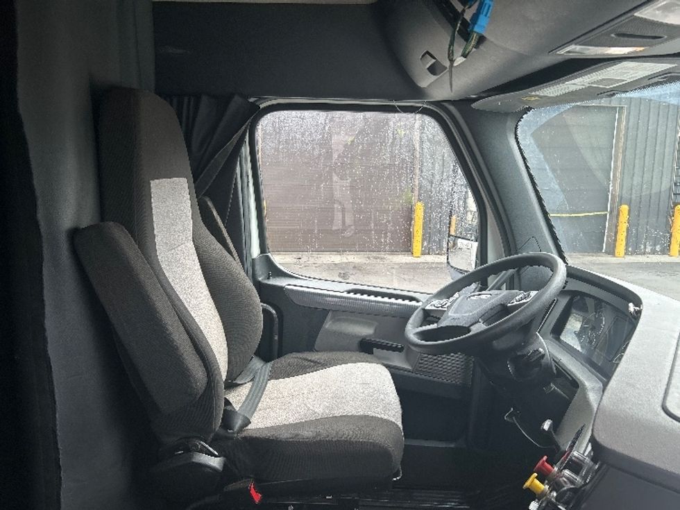 Sleeper Tractor-Heavy Duty Tractors-Freightliner-2022-T12664ST-Albany-NY-483,407\n\t\tmiles-$ 64,500 - Image 15