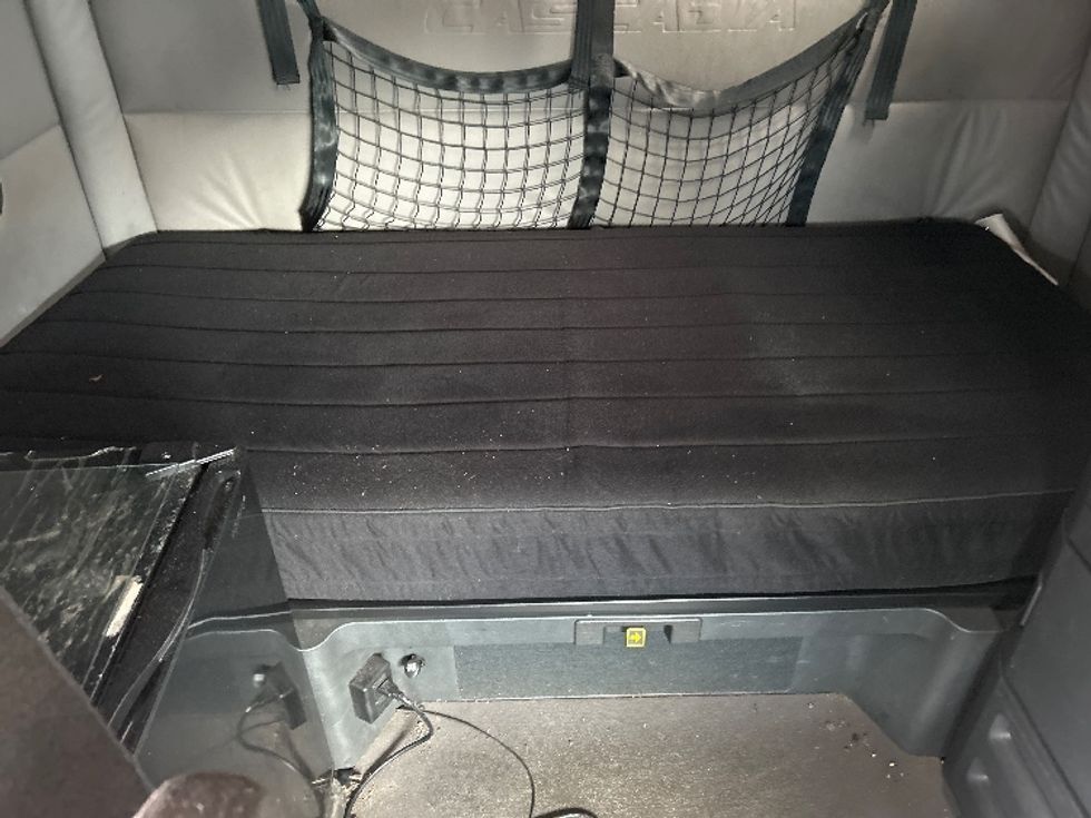 Sleeper Tractor-Heavy Duty Tractors-Freightliner-2022-T12664ST-Albany-NY-483,407\n\t\tmiles-$ 64,500 - Image 17