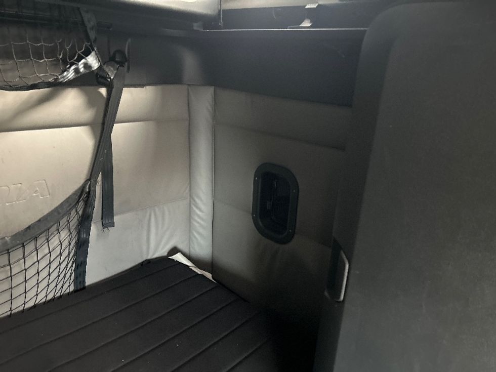 Sleeper Tractor-Heavy Duty Tractors-Freightliner-2022-T12664ST-Albany-NY-483,407\n\t\tmiles-$ 64,500 - Image 18