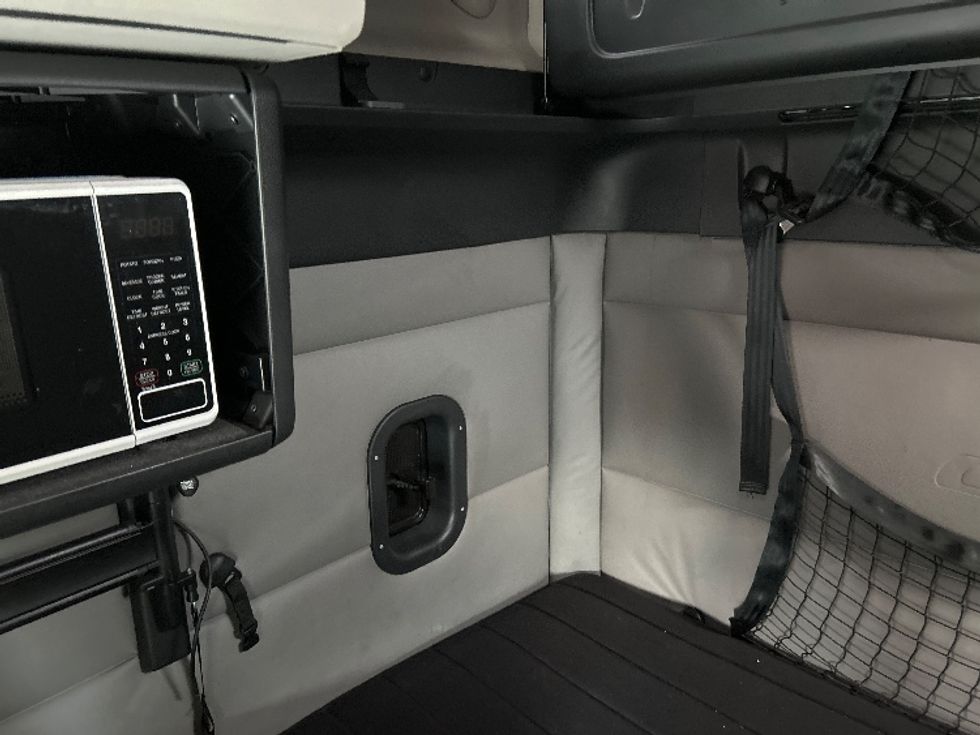 Sleeper Tractor-Heavy Duty Tractors-Freightliner-2022-T12664ST-Albany-NY-483,407\n\t\tmiles-$ 64,500 - Image 19