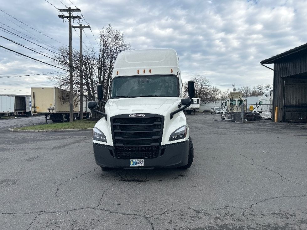 Sleeper Tractor-Heavy Duty Tractors-Freightliner-2022-T12664ST-Albany-NY-483,407\n\t\tmiles-$ 64,500 - Image 2