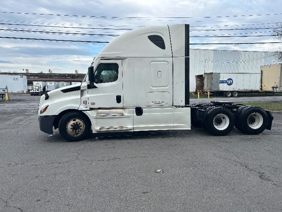 Sleeper Tractor-Heavy Duty Tractors-Freightliner-2022-T12664ST-Albany-NY-483,407\n\t\tmiles-$ 64,500 - Image 4