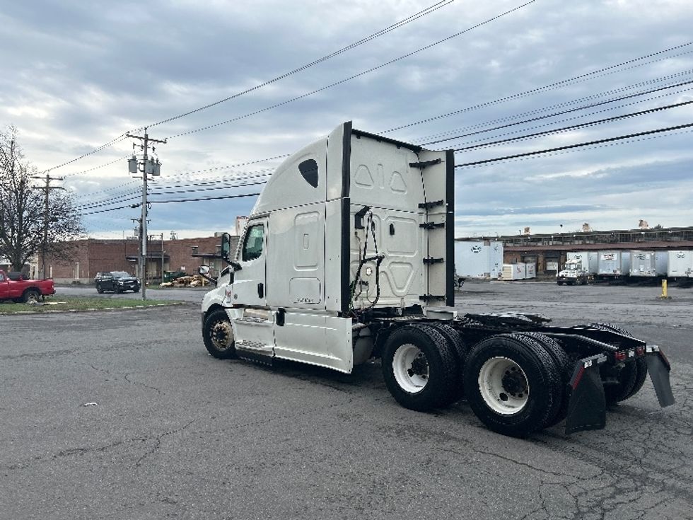 Sleeper Tractor-Heavy Duty Tractors-Freightliner-2022-T12664ST-Albany-NY-483,407\n\t\tmiles-$ 64,500 - Image 5