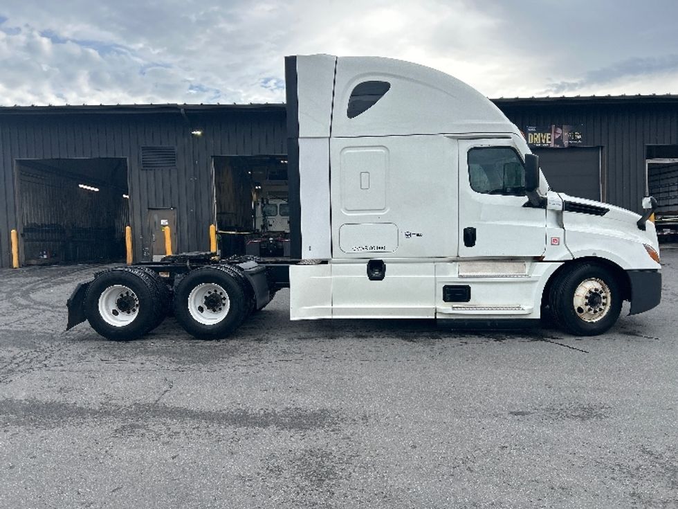 Sleeper Tractor-Heavy Duty Tractors-Freightliner-2022-T12664ST-Albany-NY-483,407\n\t\tmiles-$ 64,500 - Image 8