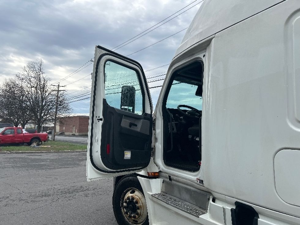 Sleeper Tractor-Heavy Duty Tractors-Freightliner-2022-T12664ST-Albany-NY-483,407\n\t\tmiles-$ 64,500 - Image 9