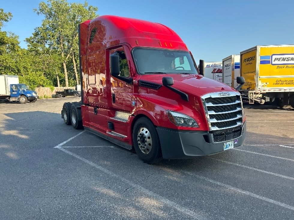 Sleeper Tractor-Heavy Duty Tractors-Freightliner-2022-T12664ST-Albany-NY-500,489\n\t\tmiles-$ 74,500 - Image 1