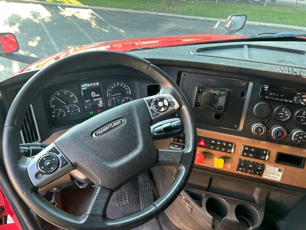 Sleeper Tractor-Heavy Duty Tractors-Freightliner-2022-T12664ST-Albany-NY-500,489\n\t\tmiles-$ 74,500 - Image 10