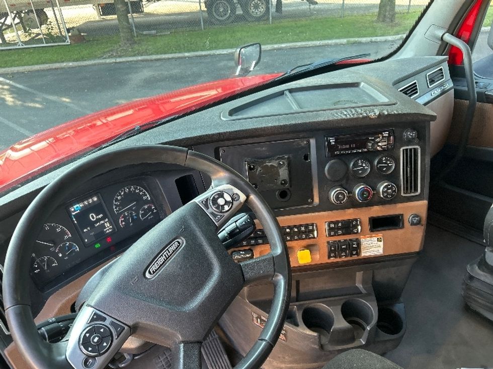 Sleeper Tractor-Heavy Duty Tractors-Freightliner-2022-T12664ST-Albany-NY-500,489\n\t\tmiles-$ 74,500 - Image 11