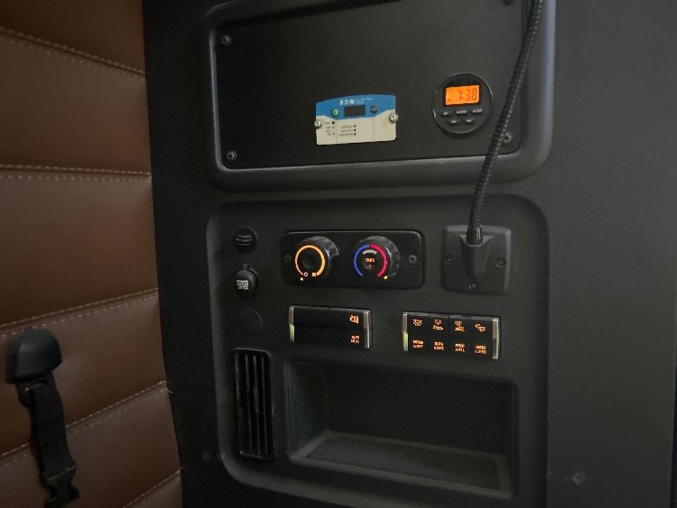 Sleeper Tractor-Heavy Duty Tractors-Freightliner-2022-T12664ST-Albany-NY-500,489\n\t\tmiles-$ 74,500 - Image 18