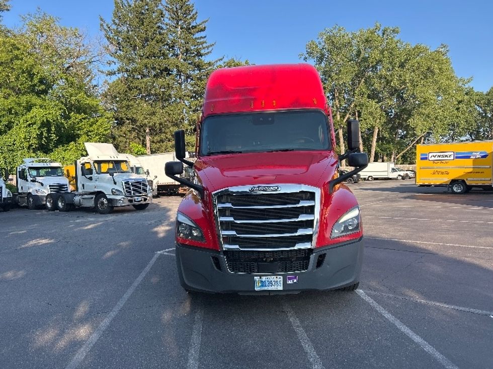 Sleeper Tractor-Heavy Duty Tractors-Freightliner-2022-T12664ST-Albany-NY-500,489\n\t\tmiles-$ 74,500 - Image 2