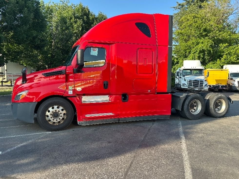 Sleeper Tractor-Heavy Duty Tractors-Freightliner-2022-T12664ST-Albany-NY-500,489\n\t\tmiles-$ 74,500 - Image 4
