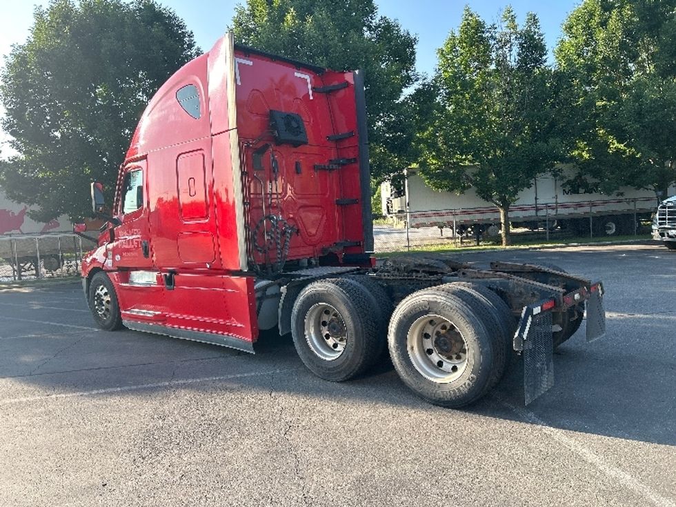 Sleeper Tractor-Heavy Duty Tractors-Freightliner-2022-T12664ST-Albany-NY-500,489\n\t\tmiles-$ 74,500 - Image 5