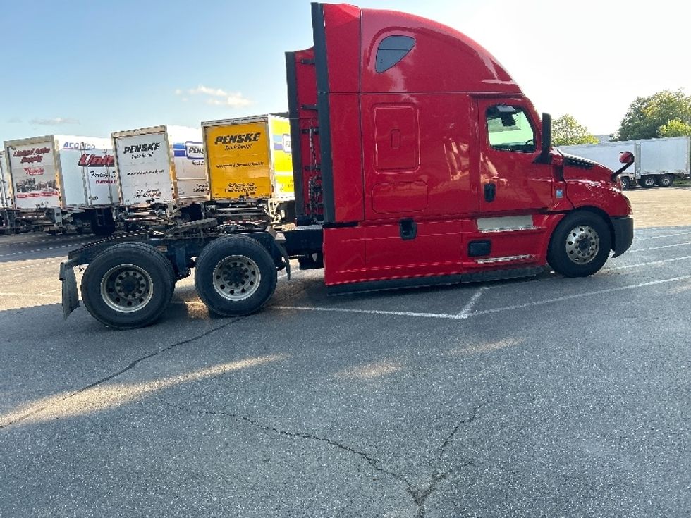 Sleeper Tractor-Heavy Duty Tractors-Freightliner-2022-T12664ST-Albany-NY-500,489\n\t\tmiles-$ 74,500 - Image 8