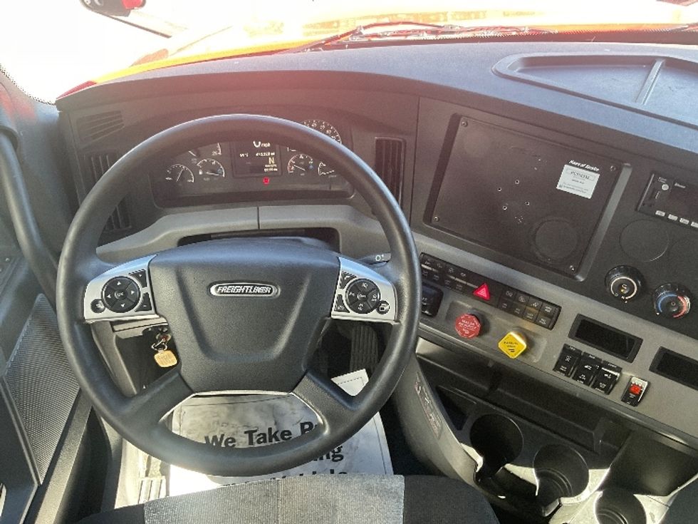 Sleeper Tractor-Heavy Duty Tractors-Freightliner-2022-T12664ST-Albuquerque-NM-453,379\n\t\tmiles-$ 78,500 - Image 11
