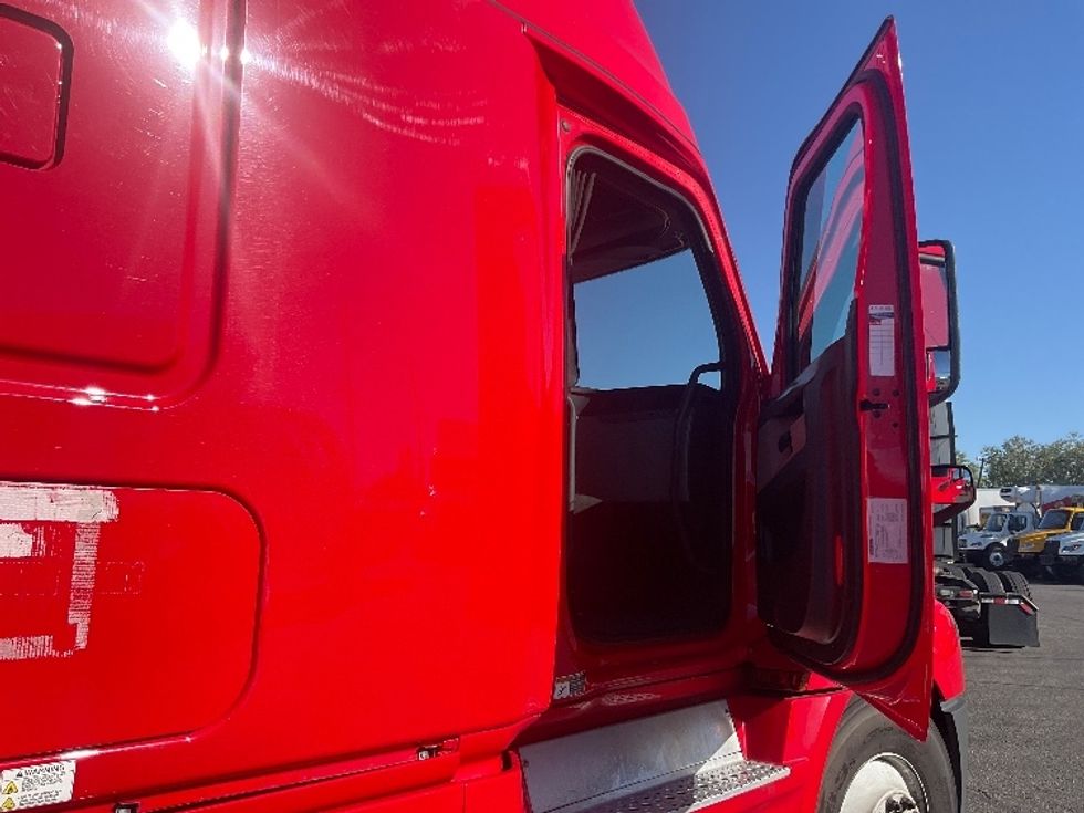 Sleeper Tractor-Heavy Duty Tractors-Freightliner-2022-T12664ST-Albuquerque-NM-453,379\n\t\tmiles-$ 78,500 - Image 13