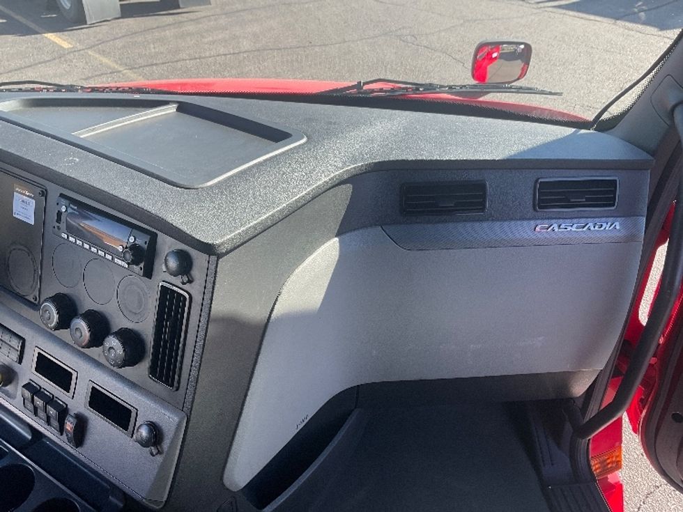 Sleeper Tractor-Heavy Duty Tractors-Freightliner-2022-T12664ST-Albuquerque-NM-453,379\n\t\tmiles-$ 78,500 - Image 14