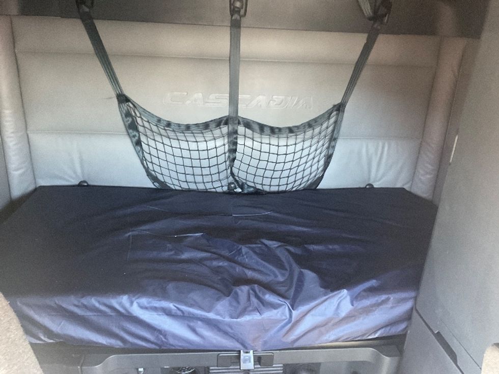 Sleeper Tractor-Heavy Duty Tractors-Freightliner-2022-T12664ST-Albuquerque-NM-453,379\n\t\tmiles-$ 78,500 - Image 16