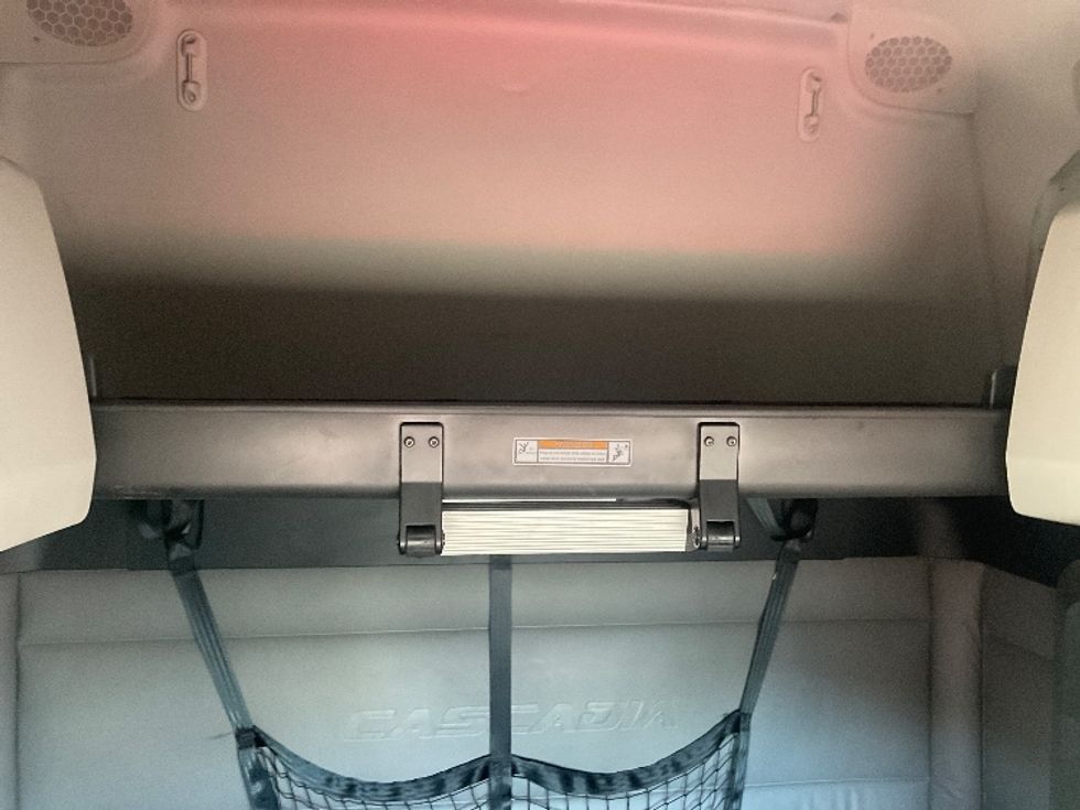 Sleeper Tractor-Heavy Duty Tractors-Freightliner-2022-T12664ST-Albuquerque-NM-453,379\n\t\tmiles-$ 78,500 - Image 17