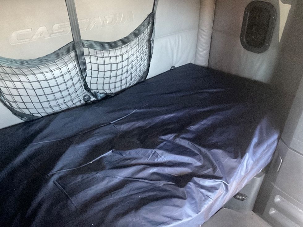 Sleeper Tractor-Heavy Duty Tractors-Freightliner-2022-T12664ST-Albuquerque-NM-453,379\n\t\tmiles-$ 78,500 - Image 18