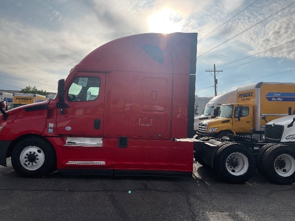 Sleeper Tractor-Heavy Duty Tractors-Freightliner-2022-T12664ST-Albuquerque-NM-453,379\n\t\tmiles-$ 78,500 - Image 4