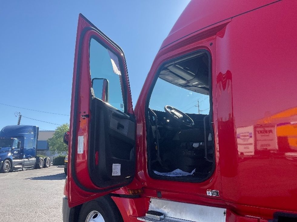 Sleeper Tractor-Heavy Duty Tractors-Freightliner-2022-T12664ST-Albuquerque-NM-453,379\n\t\tmiles-$ 78,500 - Image 9