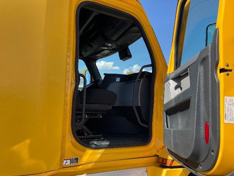 Sleeper Tractor-Heavy Duty Tractors-Freightliner-2022-T12664ST-Albuquerque-NM-483,160\n\t\tmiles-$ 73,250 - Image 13