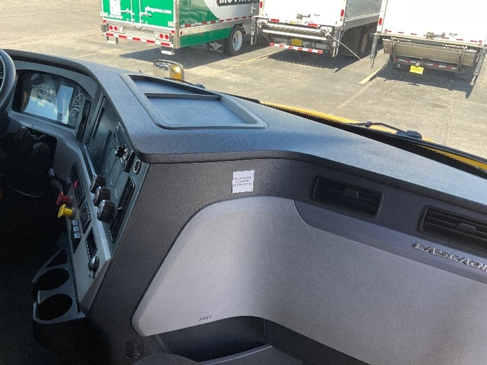 Sleeper Tractor-Heavy Duty Tractors-Freightliner-2022-T12664ST-Albuquerque-NM-483,160\n\t\tmiles-$ 73,250 - Image 14