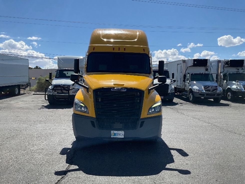 Sleeper Tractor-Heavy Duty Tractors-Freightliner-2022-T12664ST-Albuquerque-NM-483,160\n\t\tmiles-$ 73,250 - Image 2