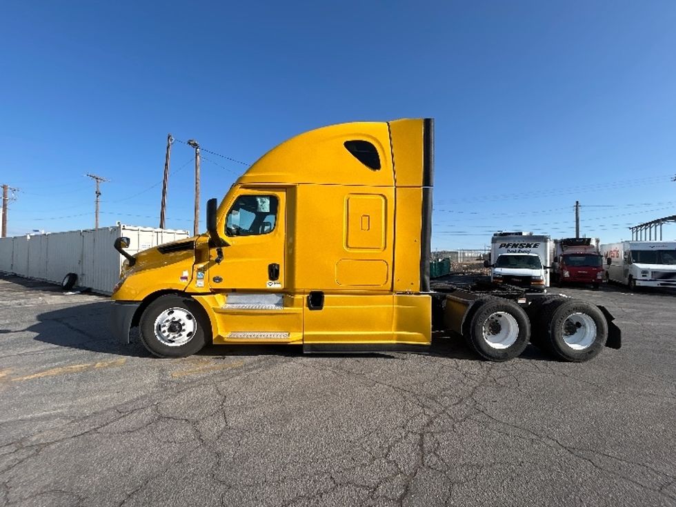 Sleeper Tractor-Heavy Duty Tractors-Freightliner-2022-T12664ST-Albuquerque-NM-483,160\n\t\tmiles-$ 73,250 - Image 4