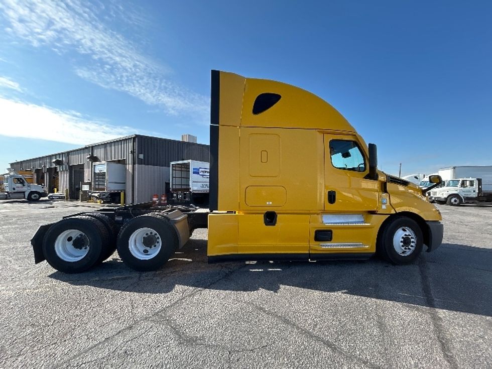 Sleeper Tractor-Heavy Duty Tractors-Freightliner-2022-T12664ST-Albuquerque-NM-483,160\n\t\tmiles-$ 73,250 - Image 8