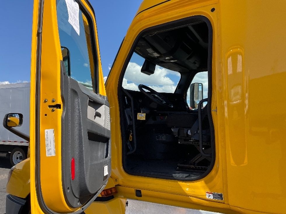 Sleeper Tractor-Heavy Duty Tractors-Freightliner-2022-T12664ST-Albuquerque-NM-483,160\n\t\tmiles-$ 73,250 - Image 9