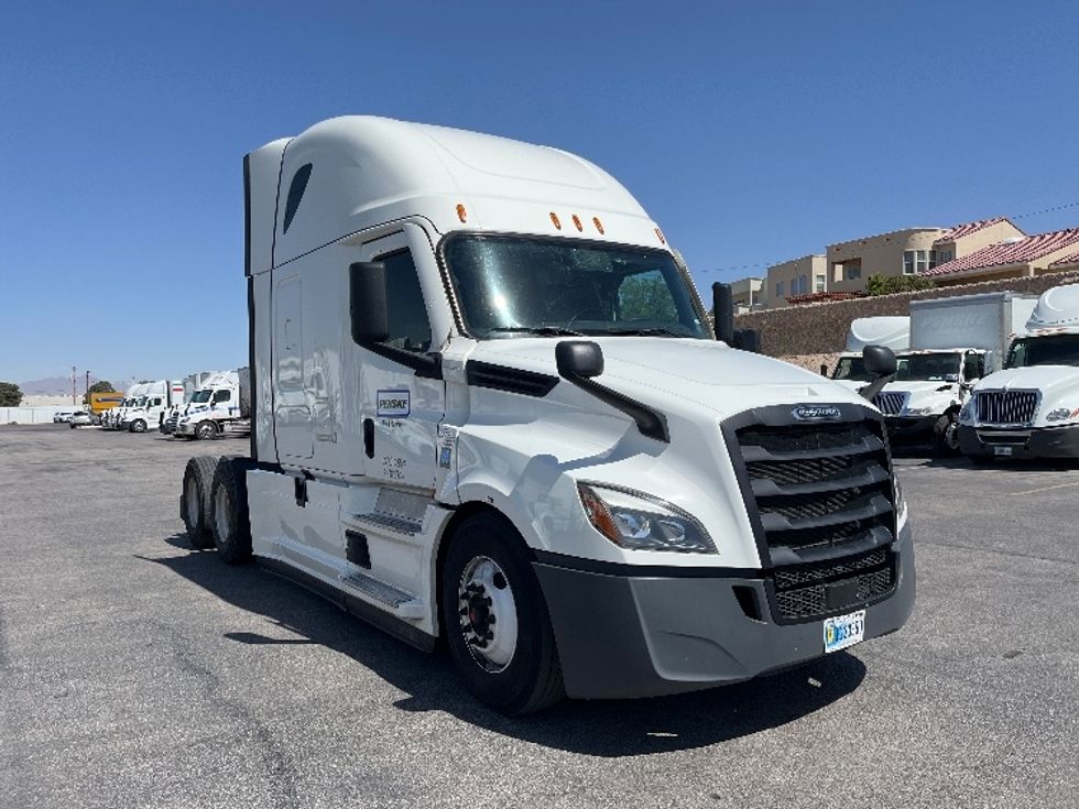 Sleeper Tractor-Heavy Duty Tractors-Freightliner-2022-T12664ST-Albuquerque-NM-600,929\n\t\tmiles-$ 62,000 - Image 1