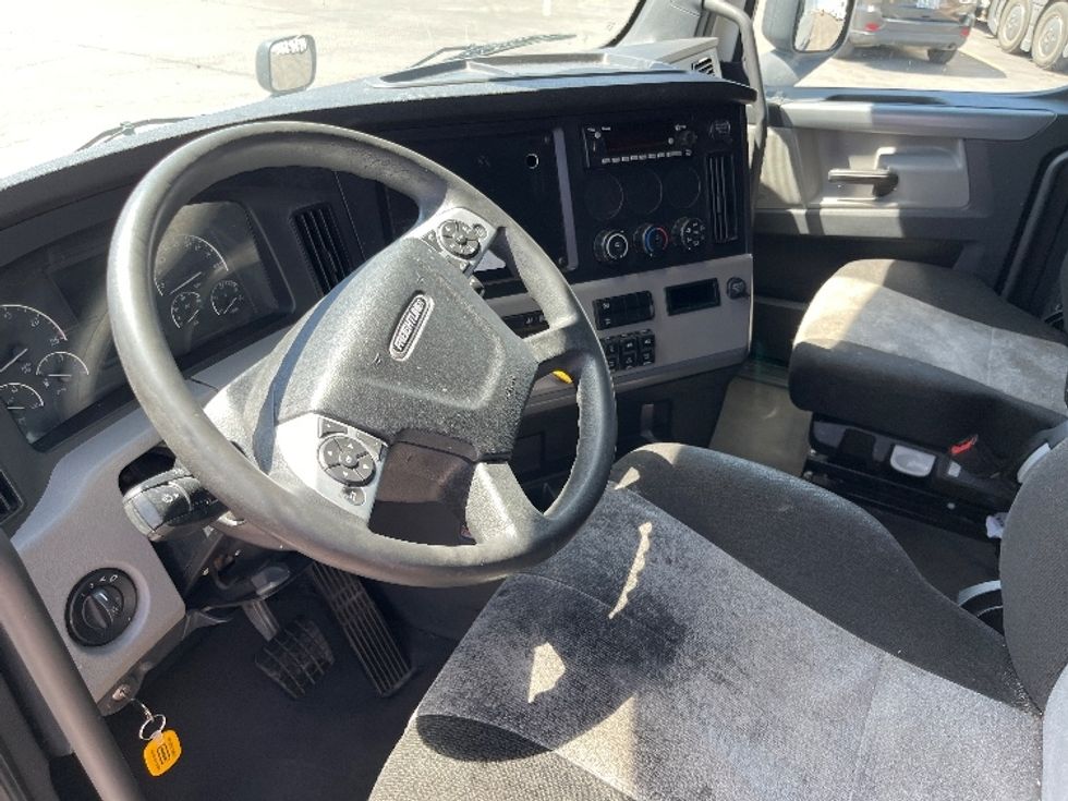 Sleeper Tractor-Heavy Duty Tractors-Freightliner-2022-T12664ST-Albuquerque-NM-600,929\n\t\tmiles-$ 62,000 - Image 10