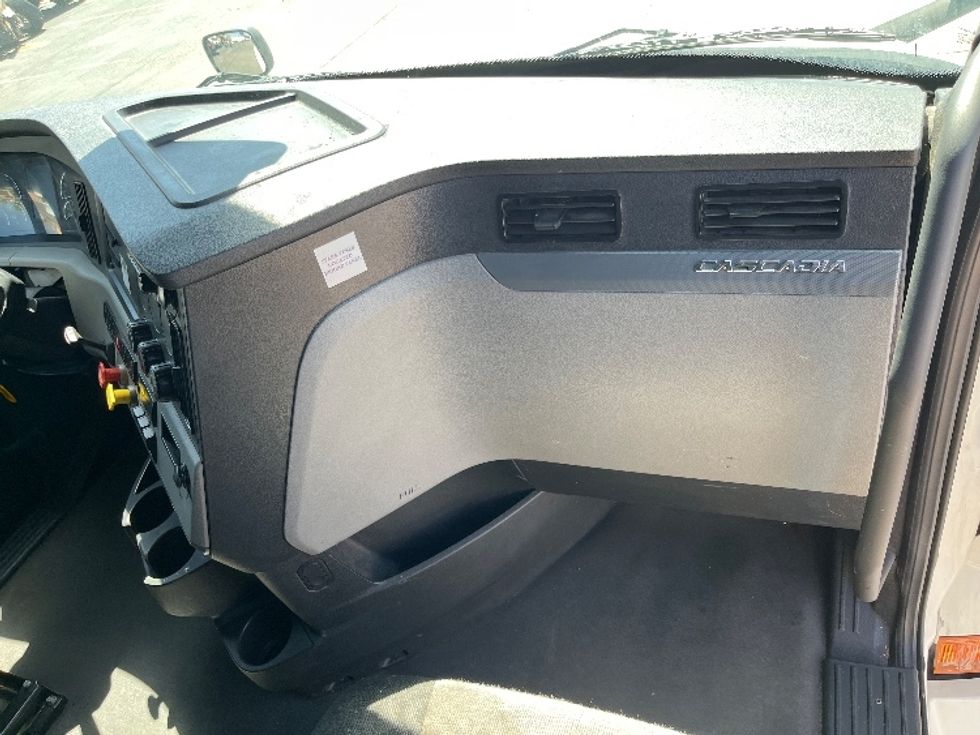 Sleeper Tractor-Heavy Duty Tractors-Freightliner-2022-T12664ST-Albuquerque-NM-600,929\n\t\tmiles-$ 62,000 - Image 14