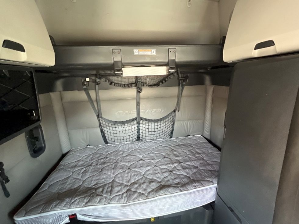 Sleeper Tractor-Heavy Duty Tractors-Freightliner-2022-T12664ST-Albuquerque-NM-600,929\n\t\tmiles-$ 62,000 - Image 16